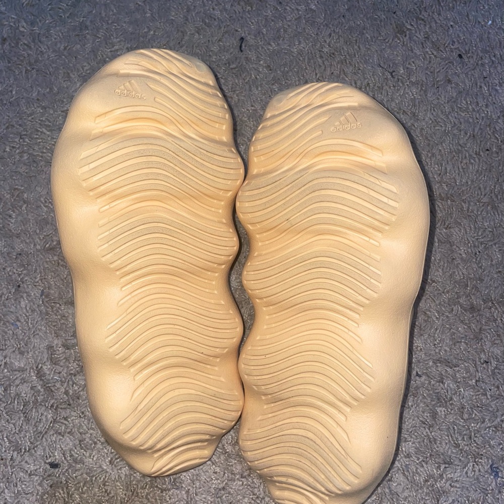 Yeezy 450 Slides Cream - Size 9 - Picture 3 of 4